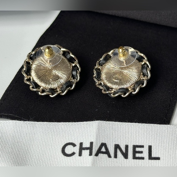 2021K CHANEL GOLD CC LOGO ROUND PEARL AND BLACK LEATHER INTERWOVEN STUD EARRINGS - Picture 10 of 15